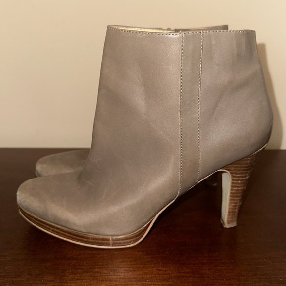 Nine West leather heeled booties size 8M - Picture 2 of 3